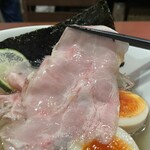 酒肴場 屯 - 低温調理のカタロースチャーシューは極薄切りでしっとり