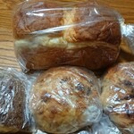 UTSUBO BAKERY PANENA - 食パン370円、左桃とアールグレイクリームチーズのロデヴ320円、手捏ねのくるみパン360円、栗バター380円