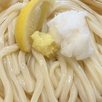 Menya Shichifuku - 艶々、ピカピカとプラスチックみたいに光る硬めのうどん！うーん、これぞ讃岐うどん？