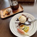 バルバルキッチンアメリ - ガトーショコラとアイスコーヒーS
      単品の場合それぞれ¥550と¥380で計¥930
      ティータイムにセットで頼むと-¥50で計¥880
      ランチと一緒に頼むとコーヒーが-¥80になり計¥850
      う〜む…