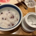 しゃぶせん - ■あずき粥はおかわり可。あずき粥と砂糖は名コンビ