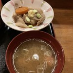 銀鈴 - 豆腐と牛肉の煮物と海老の頭の味噌汁
