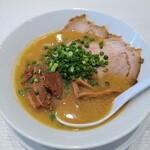 羹と麺 嘉六田 - スープは光、麺は手打ち太麺、追加のトッピングに豚の角煮