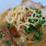 羹と麺 嘉六田 - スープは光、麺は手打ち太麺、追加のトッピングに豚の角煮