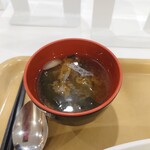 食堂 けやき - 葱の斜め切りが入った、"ワカメ"と"お揚げ"のお味噌汁。