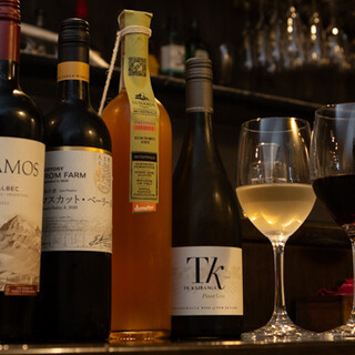 We have a wide variety of wines by the glass that go well with your food! Red and white are high cost performance at 700 yen◎