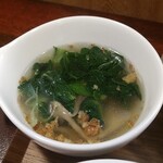 キッチン ブルー グローブ - ほうれん草スープのアップ