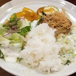 キッチン ブルー グローブ - 二度寝のご飯、サラダを添えてソースを吸わせます
