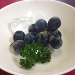 中華定食 あらた - サービスでぶどういただいちゃいました！
      ご馳走さまでした！