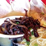 大学ラーメン - 定番ですがコリコリした食感のキクラゲ