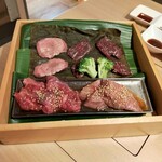 焼肉 吟次郎 - ランチスペシャル焼肉割烹コースの焼き物(昆布〆の熟成牛タン、熟成ハラミ、熟成もも、手前は特製タレの和牛カルビと和牛ロース)