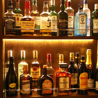 A wide variety of Western liquors such as wine, whiskey, and cocktails that go well with dishes