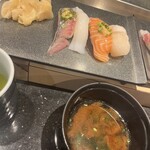 梅丘寿司の美登利総本店 - 左から　鯵→イカ→サーモン→ホタテ