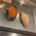 梅丘寿司の美登利総本店 - イクラと海老の頭外したとこ