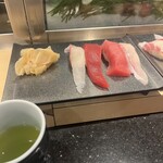 梅丘寿司の美登利総本店 - 左から　鯛→赤身→中トロ→ぶり