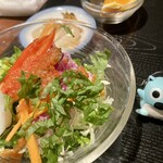 カフェ チャクラ - サラダとフルーツ付き