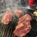 成吉思汗 大黒屋 - 最初はお店の人が焼いてくれました！