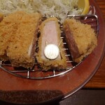 とんかつ とん楼 - ロースカツT-SHOCK（定食）150g_1500円　お肉の厚みは2.5cm（1円玉の直径は2cm）