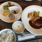 山の上の洋食屋 はなわ - 妻はハンバーグランチ1,500円　ドリンク付き