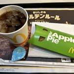 Makudonarudo - プレミアムローストアイスコーヒーのSサイズとホットアップルパイです。（2023年９月）