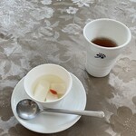 龍天楼 - 杏仁豆腐・お茶