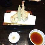 やっちろ - 天ぷら　生姜のスライス、イカ、オクラ、海老、ブリ？、キノコ　