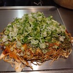 Hiroshima Okonomiyaki Okotarou - おこたろうスペシャル。楕円系に焼くのが特徴(というか、八昌系譜はこの形らしい)。