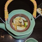 やっちろ - 松茸が目一杯　他にはイカ、ブリ？と盛りだくさん