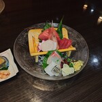 やっちろ - ミンク鯨の刺身盛り合わせ｡⁠◕⁠‿⁠◕⁠｡初めて食べました。生姜どうしょうニンニクチップで　あまり固有の味は無いけど柔らかく美味しい