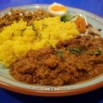 lucky base by spice curry KING - 2種あいがけカレー　醤キーマカレー(卵付き)、チキンカレー　1,300円税込　醤キーマはコチュジャン付き