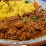 CAFE DE CUERVOS by西麻布spice curry KING - チキン沢山❗　2種あいがけカレー　醤キーマカレー(卵付き)、チキンカレー　1,300円税込　醤キーマはコチュジャン付き