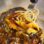 Teppanyaki To Okonomiyaki Mishimaya - 肉玉そば(税込850円)
                        茹で生中太卵麺ですがバリバリ、パリパリ派の私でもやっぱり硬い(^_^;) 
                        しかし玉子、麺、ベースの一体感があり、お好み焼き自体は食べ易い
                        パリパリ好きな方にオススメ