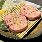 焼肉炎屋 - 厚切り特選タン（3,080円）