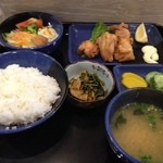 ニューともせん - 今日の定食はカラアゲだったのだ！美味い！