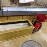 とん八 - 卓上の様子(2023年9月12日撮影)