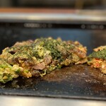 ともえ - 「ねぎすじ玉」、、、生すじってこんなにプリプリなんや、、、、醤油ベースに粉ガツオと青のりでほっこり