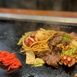 ともえ - 具材はコテで切ってから口に運ばないと、僕も友人もずっと「ほふほふ」言ってもぐもぐして会話が止まる、、、感服しました٩(ˊᗜˋ*)و 自分の好きなタイミングで食べられる紅生姜がイイ！