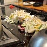 ともえ - 立派な、タコ&イカ、、、そして肉、やっぱり肉の脂が味の要なんやと思いしらされる、見てるだけで幸せ