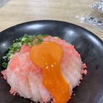 海鮮丼 角島 魚心 - 卵黄と合わさって濃厚な味わいになりました。