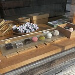 萬御菓子誂處 樫舎 - 店内