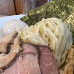 麺屋 壱心 - 麺アップ　ツヤツヤしてます。長さも充分。これでこそ啜ることが出来ます