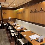 Sushi Uogashi Nihonichi - 2名様から最大20名様まで座ることができます。また、暖簾でお席を仕切ることも可能です。