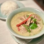 O-Rudo Tairando - ■鶏肉入りグリーンカレー
                        グリーンカレーも大好き。チキンがホロホロに煮込まれてあって美味しいし、タイ米でいただくと、その相性の良さに納得です♪