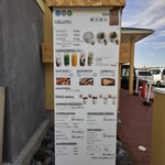 gelatosea plus+ - 駐車場側にもメニューがあります