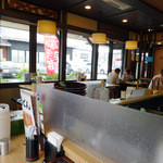 Uesuto Udon - 「ウエストうどん戸畑店」カウンター席と窓際のテーブル席