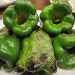 里葉亭 - 種をくり抜いた中に、焼かれたピーマンから染み出たスープが。
      
      