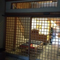 京都 権太呂 本店 - 格子戸を入ります。