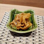 川崎 鮨 よこ田 - 赤酢で漬けたガリ