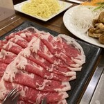 アサヒビール園 福島本宮店 - 2人前には、野菜と中華麺がセットです。