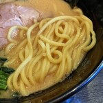 琉二家 - ウェーブしてて弾力のある中太麺。